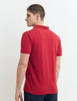 Chomba verde de piqué de algodón con cuello clásico y tapeta de dos botones. Logo bordado en el pecho.