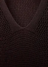 Vestido midi de punto calado color borgoña, con escote en V y cinturón de cuero negro con hebilla plateada.