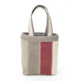 Bolsa matera de tela canvas combinada con división interna para organizar termo y mate. Incluye asa corta de mano.