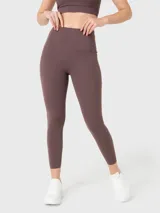 Calza deportiva color marrón con cintura alta y bolsillos laterales.