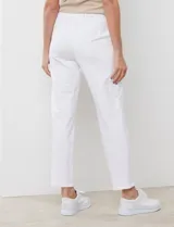 Pantalón jogger blanco de algodón con pretina elastizada.
