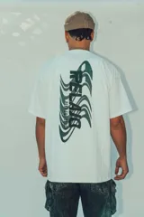 Remerón negro de corte amplio con estampa en la espalda con la palabra "RELAX" en letras blancas con efecto ondulado.