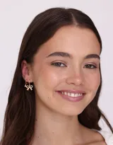 Aros argolla bañados en plata con dije de moño y cubic zirconia.