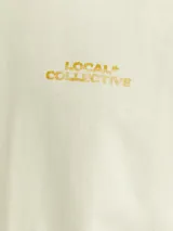 Camiseta color crema de manga corta y cuello redondo con calce holgado. Estampa en la espalda con print de goma de tacto suave.