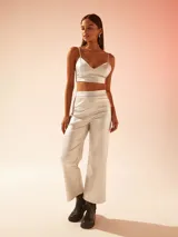 Blusa negra con breteles finos y escote en V.
