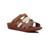 Sandalias bajas con plataforma, de cuero color marrón claro, con tiras combinadas en marrón, beige y blanco.