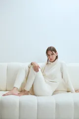 Pantalón de jogging color crudo, de corte recto y cintura con cordón ajustable.