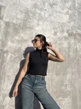 Polera negra sin mangas, de morley elastizado y cuello alto.