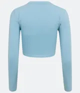 Blusa cropped celeste de algodón con cuello redondo y mangas largas.