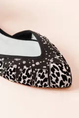 Bailarinas con base de rejilla y piezas de animal print a contraste plata y negro. Cordón redondo beige con borla a juego.