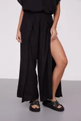 Pantalón negro de corte ancho y tiro alto.