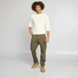 Sweater de punto blanco con cuello redondo y mangas largas.