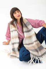 Bufanda de lana color crudo con rayas en tonos beige y gris, con flecos.