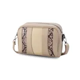 Bandolera rectangular color beige con paneles en diferentes tonos de marrón y beige. Tiene correa larga regulable, cierre superior y bolsillo trasero.
