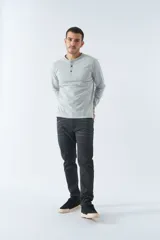 Remera negra de manga larga con cuello redondo abotonado y logo estampado en el pecho.