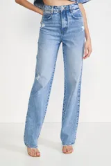 Pantalón de jean celeste de corte recto, tiro alto y con roturas en las rodillas.