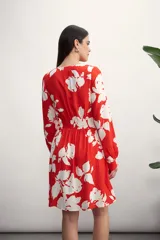 Vestido corto con estampado animal print en tonos verde y blanco, escote en V y mangas 3/4 acampanadas.