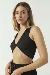 Top azul eléctrico de punto canalé, con escote en V y diseño cruzado con nudo en el centro.