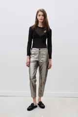 Pantalón de cuero ovino color dorado, de corte recto y largo al tobillo.