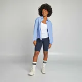Camiseta blanca de tirantes con cuello cuadrado.