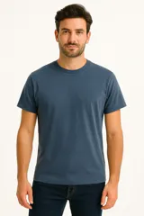 Remera azul de manga corta con cuello redondo y corte holgado.