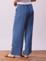 Pantalón largo de lyocell color azul, corte ancho, con pretina elastizada con lazo de ajuste, bolsillos laterales y delanteros tipo cargo.
