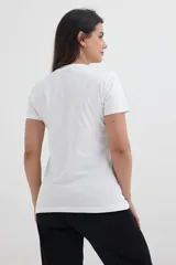 Remera de manga corta, cuello redondo y calce ajustado, color gris oscuro jaspeado.