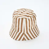 Gorro tipo bucket a rayas horizontales color marrón y blanco.
