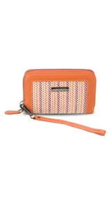 Billetera mediana de símil cuero color rosa, combinada con telar de colores amarillo, rosa y negro. Tiene compartimento interior con tarjeteros y cierre interior, monedero con cierre alrededor y correa de mano desmontable.