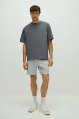 Short gris de felpa liviana de mezcla de algodón, con cintura elástica, cordón de ajuste, bolsillos al bies y bolsillo trasero.