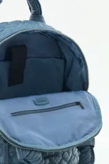 Mochila negra confeccionada en matelassé, con gran bolsillo frontal con cierre, bolsillos laterales y bolsillo interno porta notebook.