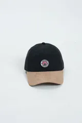 Gorra ajustable en color negro con visera beige y logotipo en el frente.