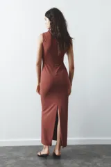 Vestido midi marrón de tejido de punto, con cuello redondo, sin mangas, drapeado en el lateral y abertura en la espalda.