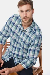 Camisa celeste y azul a cuadros, de lino y algodón, con mangas 3/4 y corte clásico.