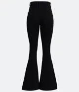 Pantalón flare negro de sarga con elastano, tiro alto, con trabillas en la cintura y cierre con botón.