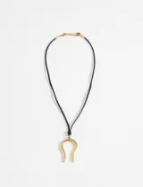 Collar con cordón negro y dije plateado en forma de herradura.