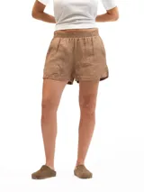 Shorts color marrón, confeccionados en lino, con cintura elástica y dos bolsillos laterales.