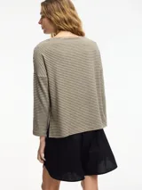 Sweater a rayas horizontales color beige y marrón, de manga larga, cuello redondo y corte amplio.