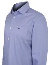 Camisa de manga larga celeste con microestampado, cuello italiano, bolsillo en el pecho con logo bordado y corte regular.