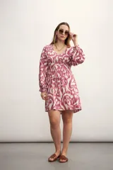 Vestido corto con estampado animal print en tonos verde y blanco, escote en V y mangas 3/4 acampanadas.