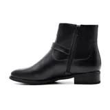 Bota corta de cuero negro con hebilla lateral y taco bajo.