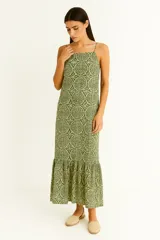 Vestido largo verde con estampado floral, tirantes finos y falda con volantes.