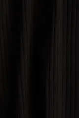 Vestido corto negro de punto acanalado con escote corazón ribeteado en encaje y cordón para ajustar en el centro del busto. Modelo de manga corta con cuerpo entallado, copas preformadas y pollera con vuelo.