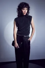 Pantalón satinado de color verde, con caída suelta y diseño elegante.