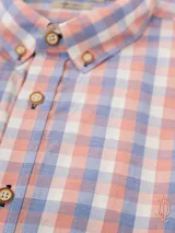 Camisa de hombre marca La Dolfina, de manga larga, con cuello abotonado y estampado a cuadros pequeños en tonos azul y blanco. Presenta logo bordado en el pecho. Confeccionada en lino y poliéster.