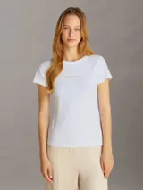 Remera blanca de algodón con cuello redondo, mangas cortas y logo de Calvin Klein Jeans estampado en el pecho.