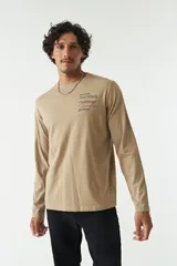 Remera manga larga gris oscuro con cuello redondo y estampado en el pecho con la frase "Lost Minds Unlimited Freedom".