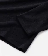 Camisa de pijama masculina de plush color negro, con cuello redondo, abotonada y de manga larga.