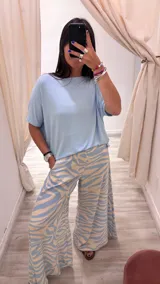 Pantalón palazzo de corte amplio y cómodo con estampado colorido en tonos claros.