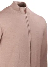 Sweater color café de tejido de punto, con cuello alto, cierre frontal completo y mangas largas.